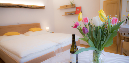 Bei einem Urlaub am Weingut findet man Ruhe in den Gästezimmern am Neudeggerhof.
